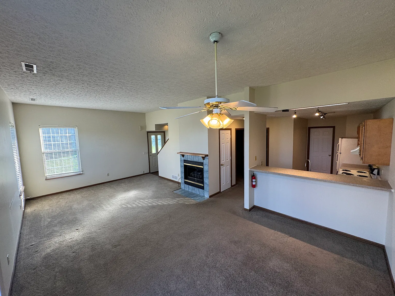 3 bed, $1,595 — Photo 2