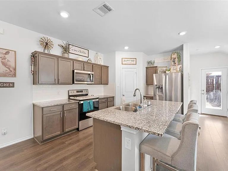 2104 Puma St — Photo 5