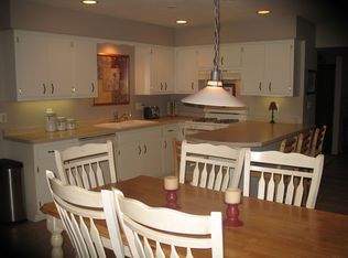 547 Beechwood Dr, Cedarburg, WI 53012