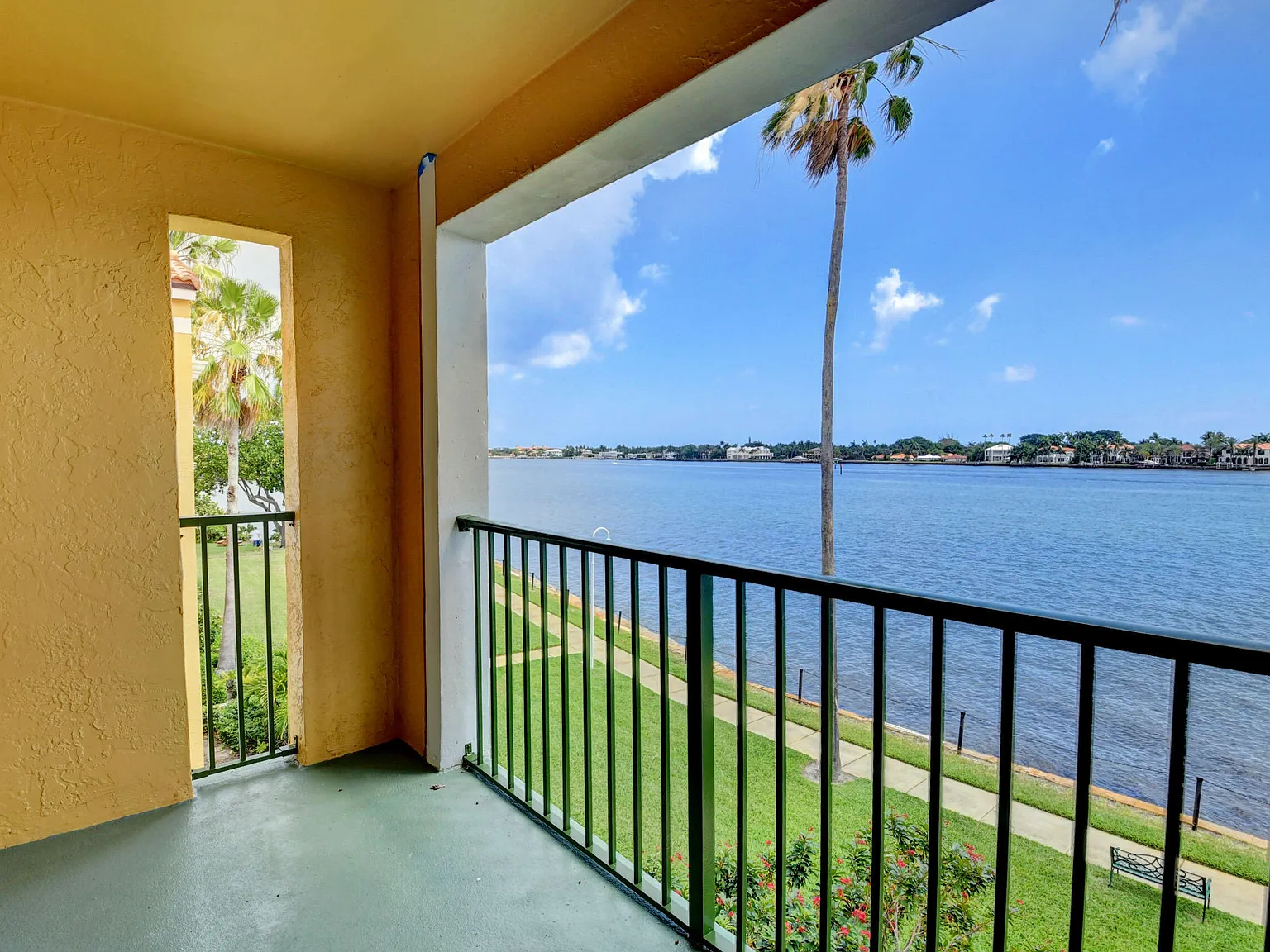 2 bed, 2.0 bath, 1105 sqft, $4,000 — Photo 4
