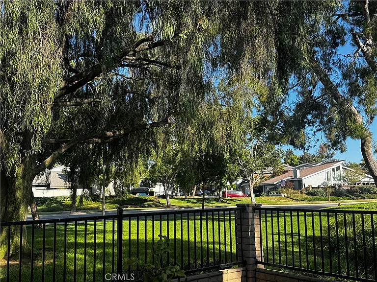 71 Willow Tree Ln — Photo 4