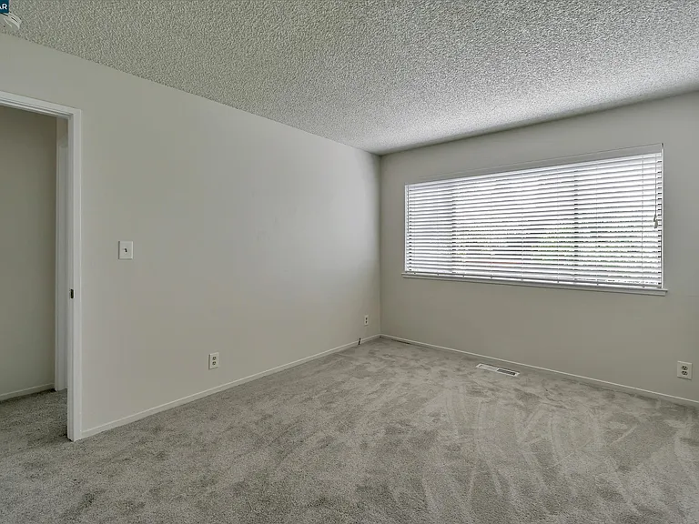 1956 Fair Ridge Ct — Photo 26