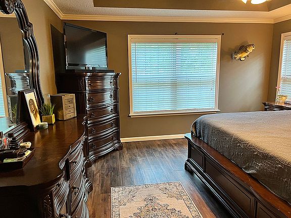 4th image of 210 Woodward Cir