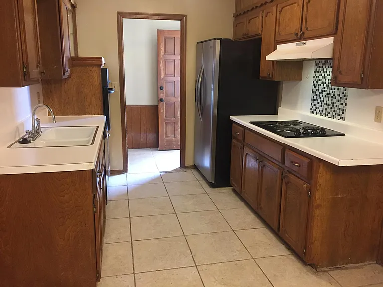 2219 Rogers Cir — Photo 4