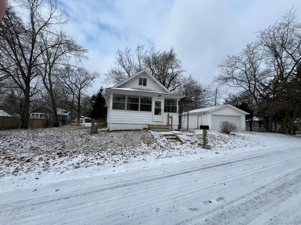 106 Forest Ct, Jackson, MI 49203