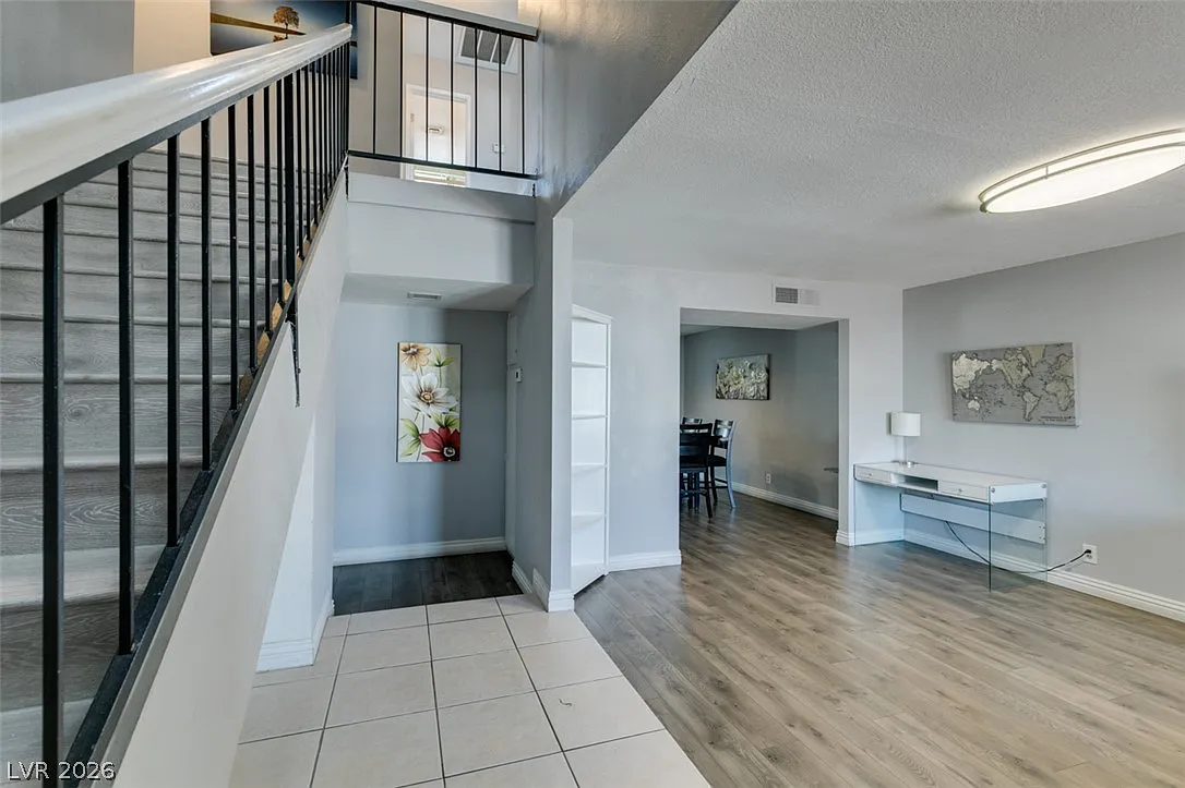 5 bed, 3.0 bath, 2368 sqft, $2,800 — Photo 2