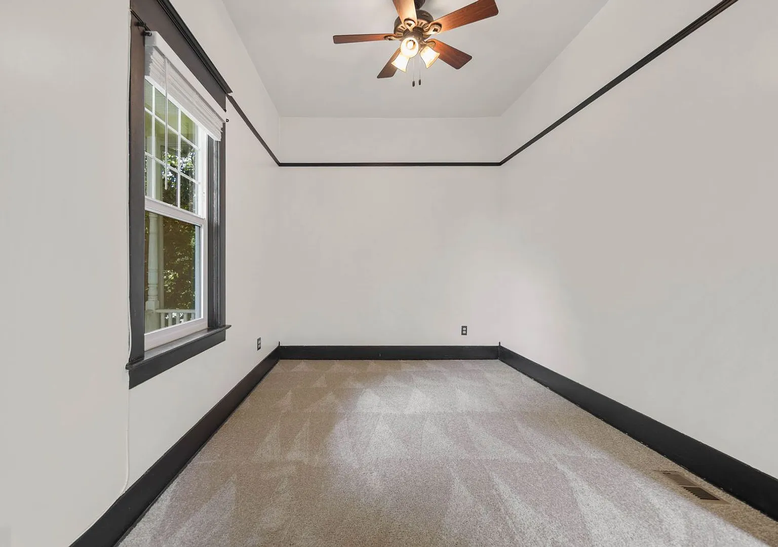 Bright 3 Bed | 2 Bath Home in Renton 1,000 Sq Ft — Photo 4