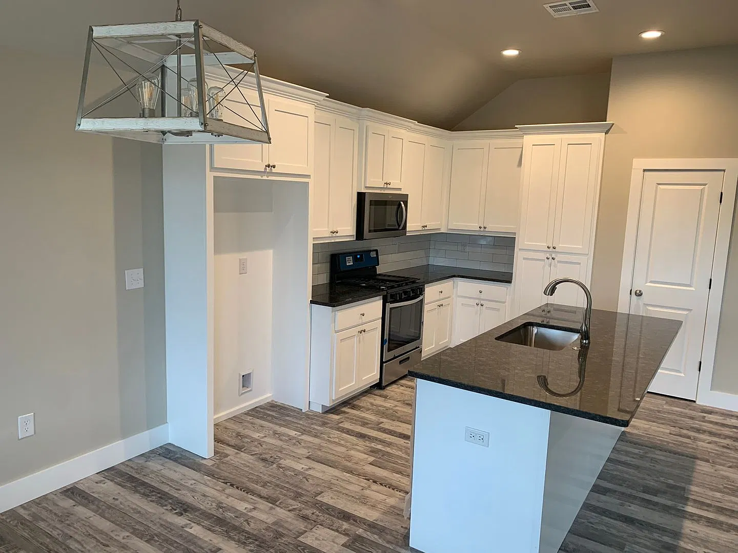 114.6 - 2020 N. Grandview - — Photo 3