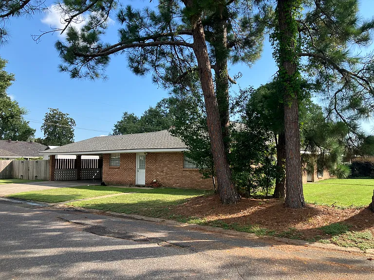 901 Dulles Dr — Photo 7