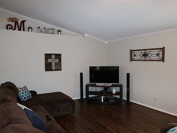 3rd image of 560 Rosebud Cir