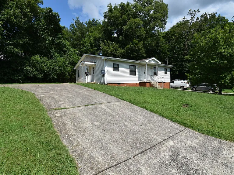 947 Charlotte St — Photo 14