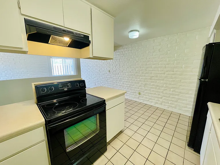 3216 N Cherry Ave — Photo 4
