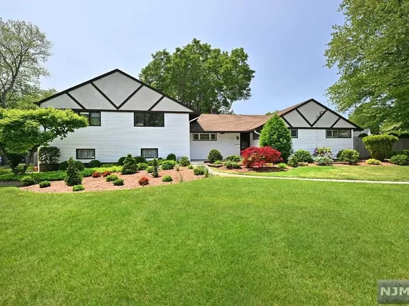 217 Forest Dr, Hillsdale, NJ 07642