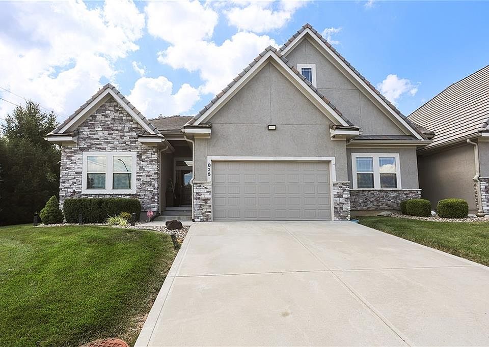 1st image of 835 NE Lone Hill Dr