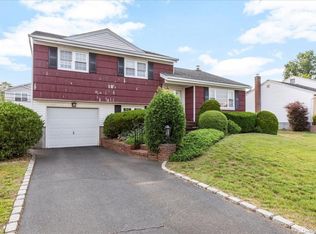 20 N Fordham Rd, Hicksville, NY 11801