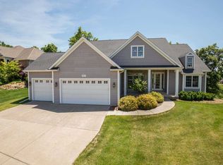 4837 Brookview Ct, Bettendorf, IA 52722