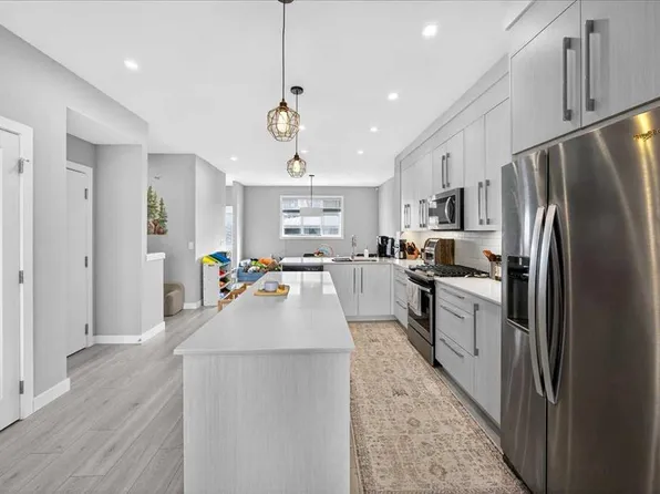 170 W Creekside Dr SW, Calgary, AB T2X 4A8