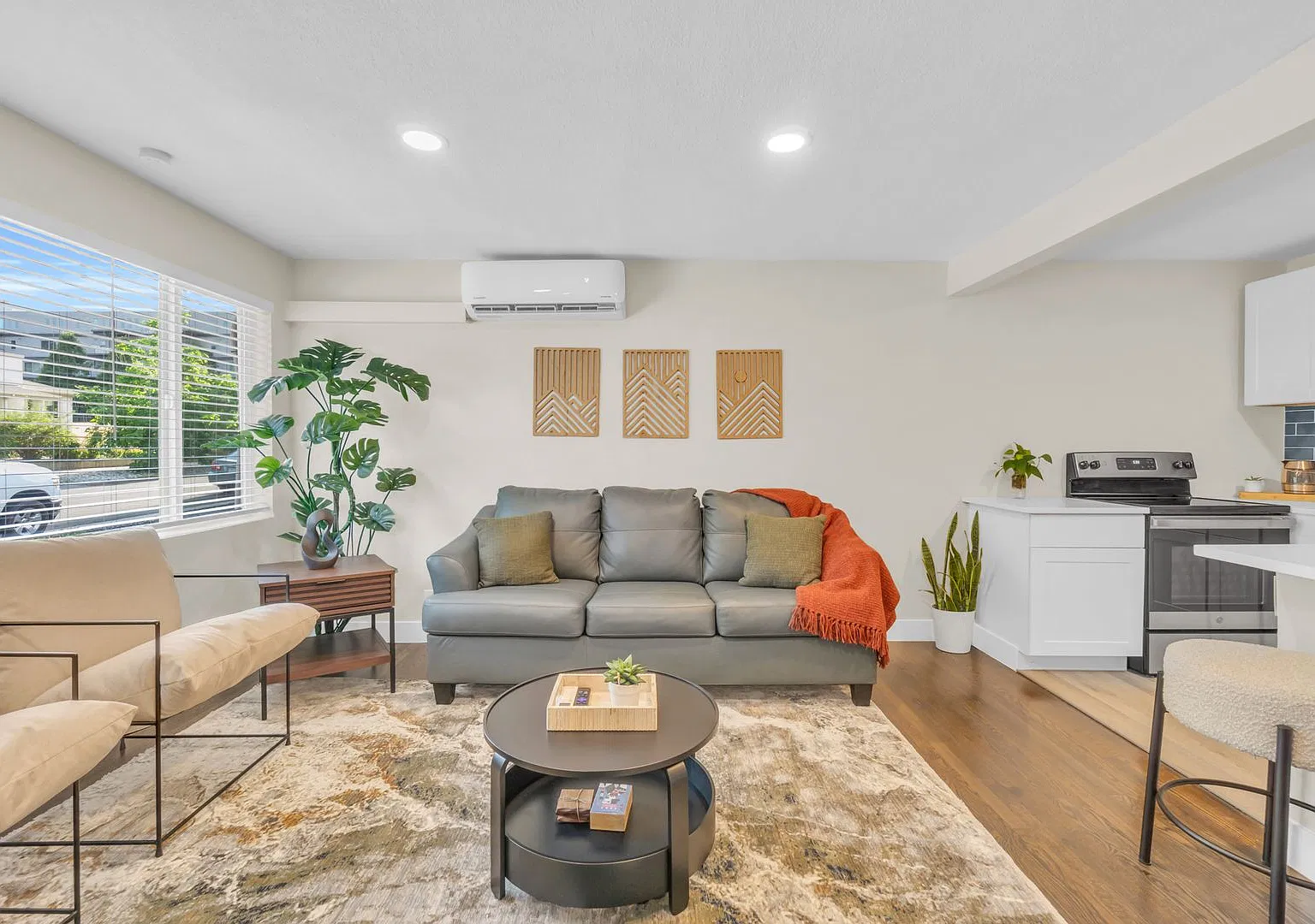 Fully Furnished Sunnyside Townhome | All-Inclusive | Flexible Stays — Photo 1