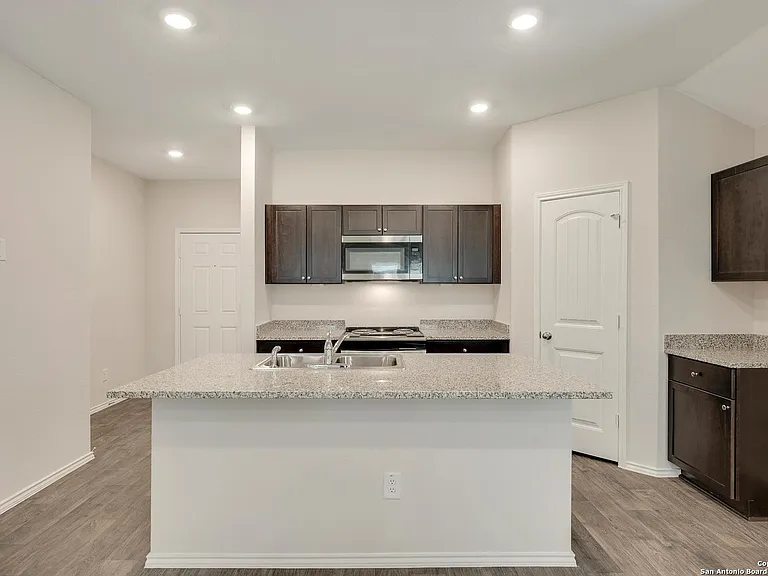 728 Armadillo Dr — Photo 7