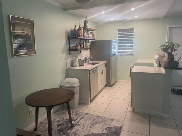 205 NE 3rd St APT 208