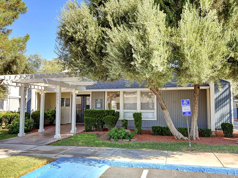 Paradise Square | Apartments For Rent in Las Vegas