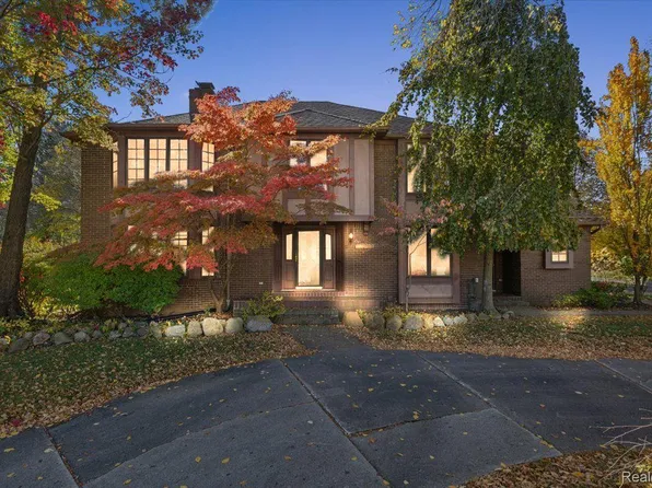 30514 Fox Club Dr, Farmington Hills, MI 48331