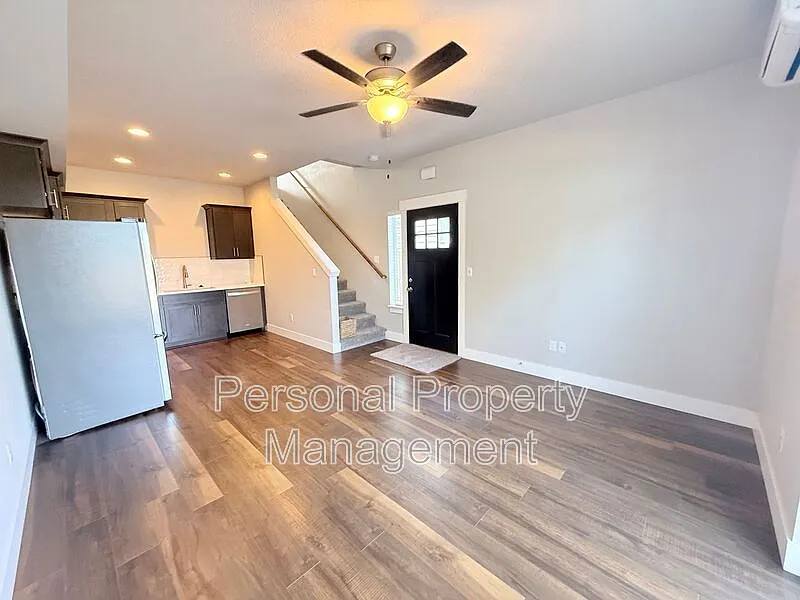 2 bed, 1.0 bath, 813 sqft, $1,795 — Photo 2