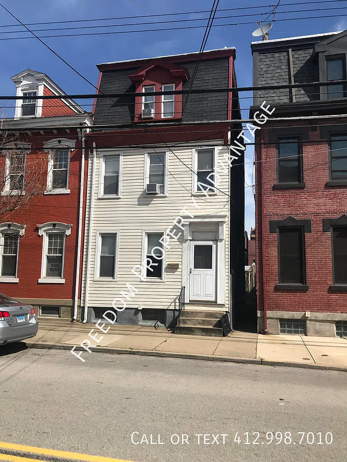 2325 Sarah St U1- South Side — Photo 1