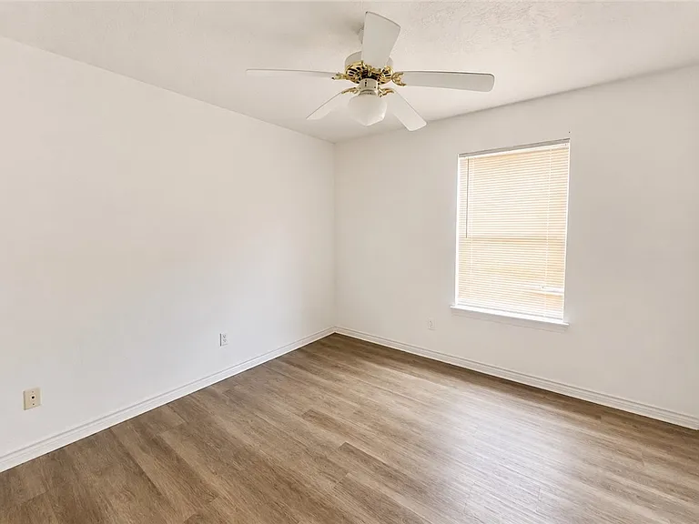 816 Azalea Ct — Photo 8