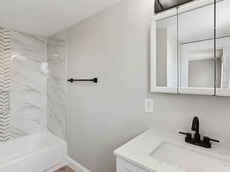 139 Albany Ave — Photo 9
