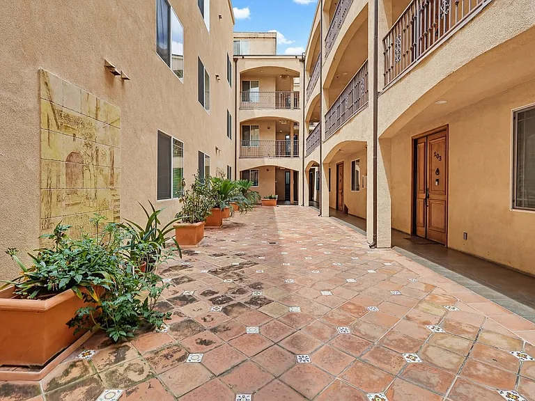 5132 W Maplewood Ave #202 — Photo 4
