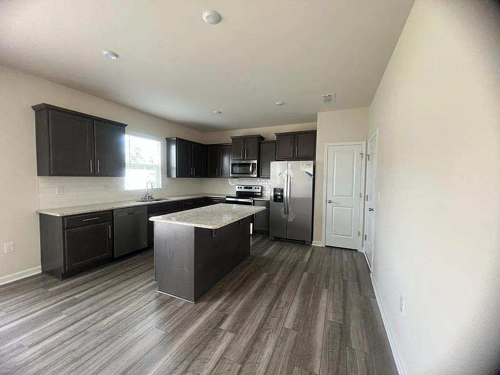 3 bed, 2.5 bath, 2083 sqft, $2,195 — Photo 3