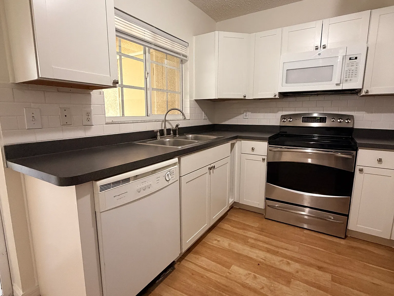 2 bed, 2.5 bath, 1448 sqft, $1,650 — Photo 4