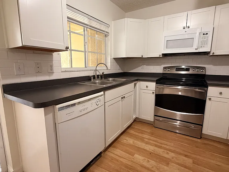 10819 Brickside Ct — Photo 4