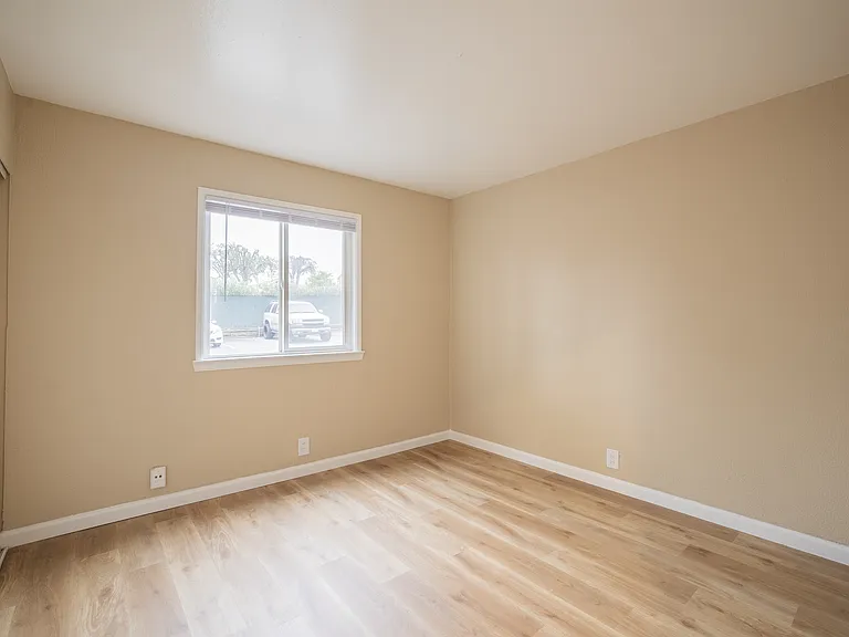 Oakridge Apartments — Photo 8