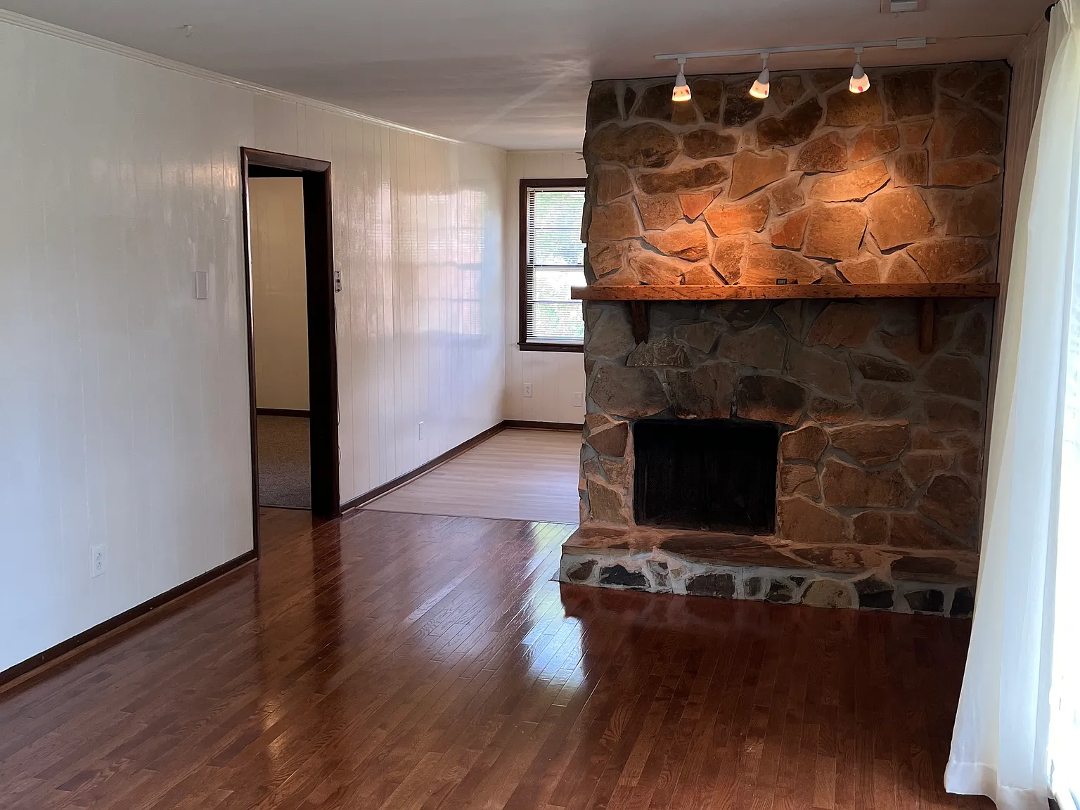 2 bed, 875 sqft, $1,350 — Photo 2