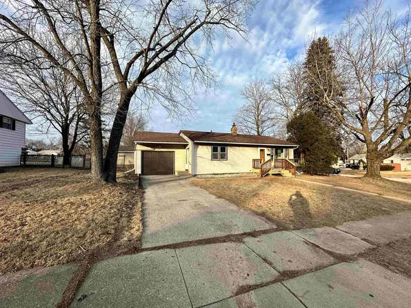 1400 Mark Dr, Freeport, IL 61032