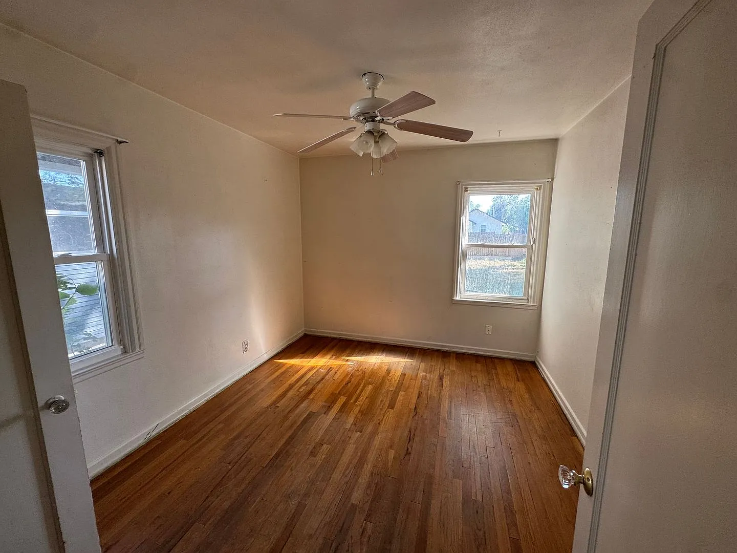 Adorable updated house- 2 bed 1 bath Fenced in yard — Photo 4