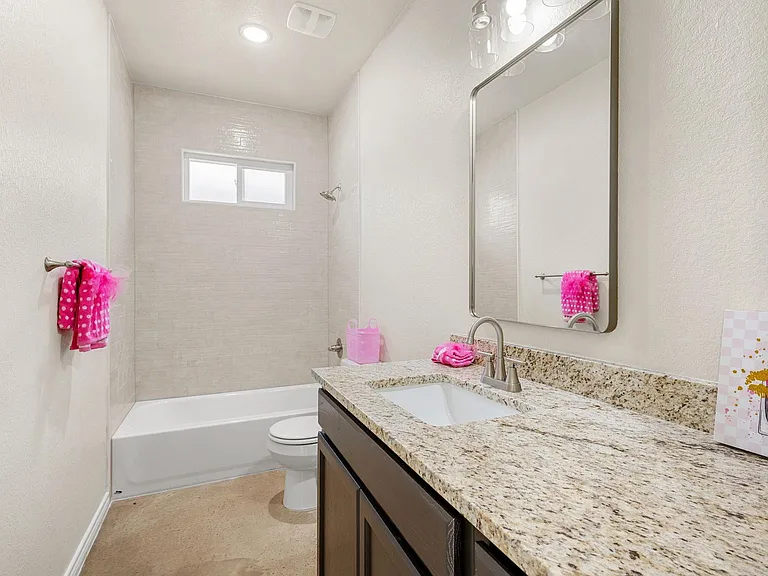 410 W Avenue C — Photo 23