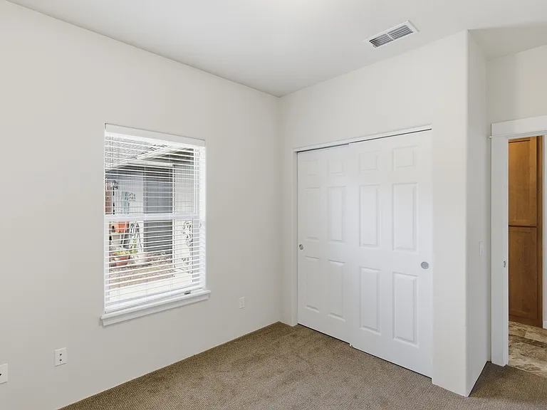 741 SW Kinsington Ct — Photo 6
