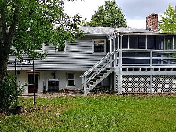 3rd image of 212 Clubhouse Dr