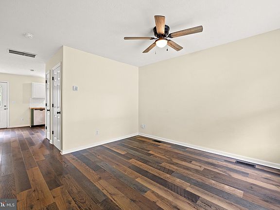 5th image of 450 Cherrydale Ave