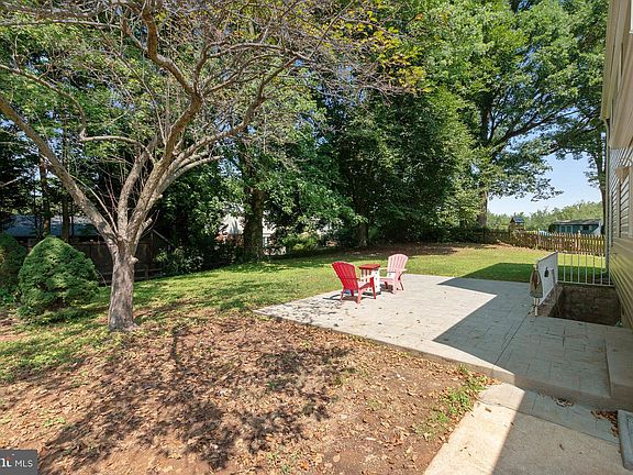 3rd image of 504 Applewood Dr