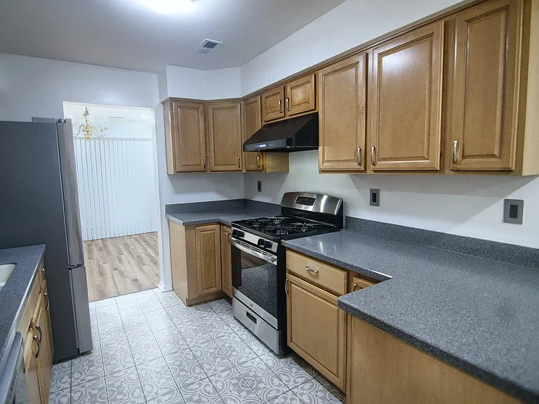252 Hampshire Dr #252 — Photo 1