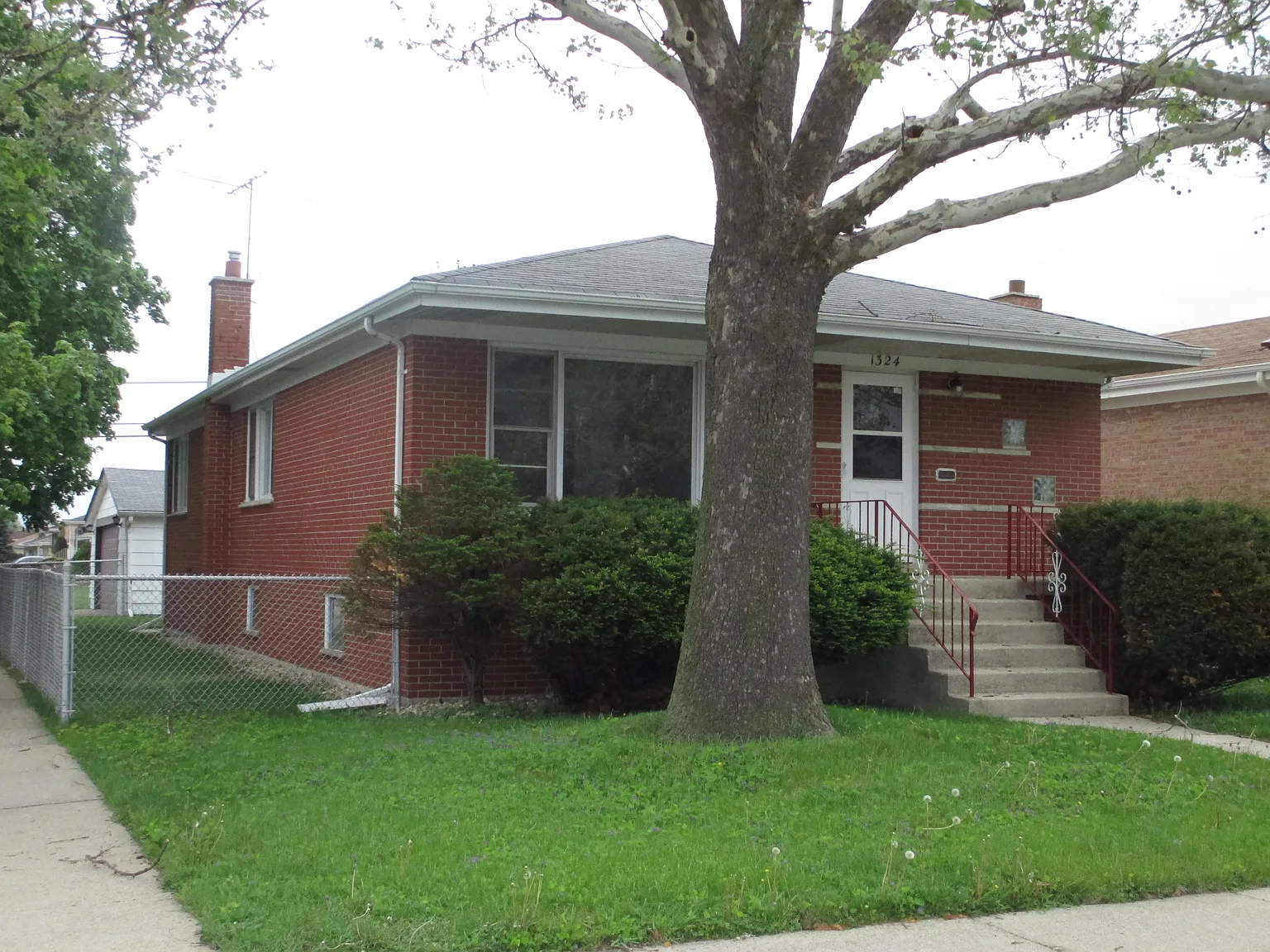 1324 Memorial Dr photo 1