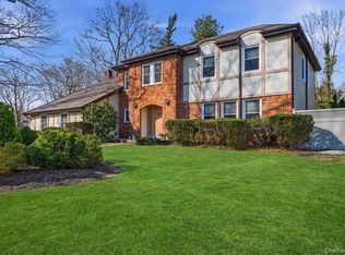 10 Weatherstone Way, Smithtown, NY