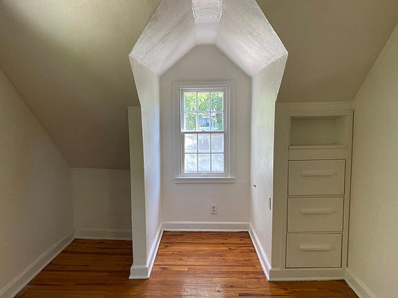 4th image of 502 W Wall St