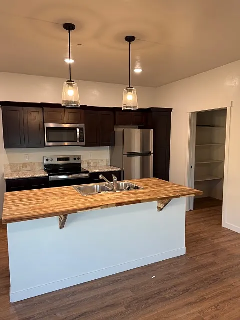 2 bed, 1040 sqft, $1,550 — Photo 2