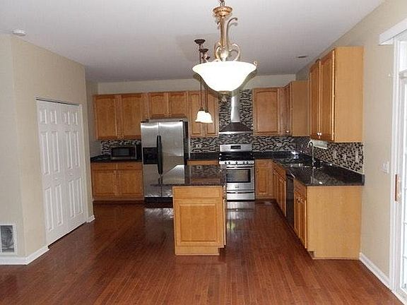 3rd image of 1616 Woodland Ln