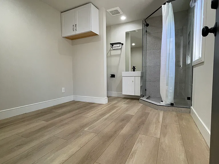 2525B Waverley St — Photo 8